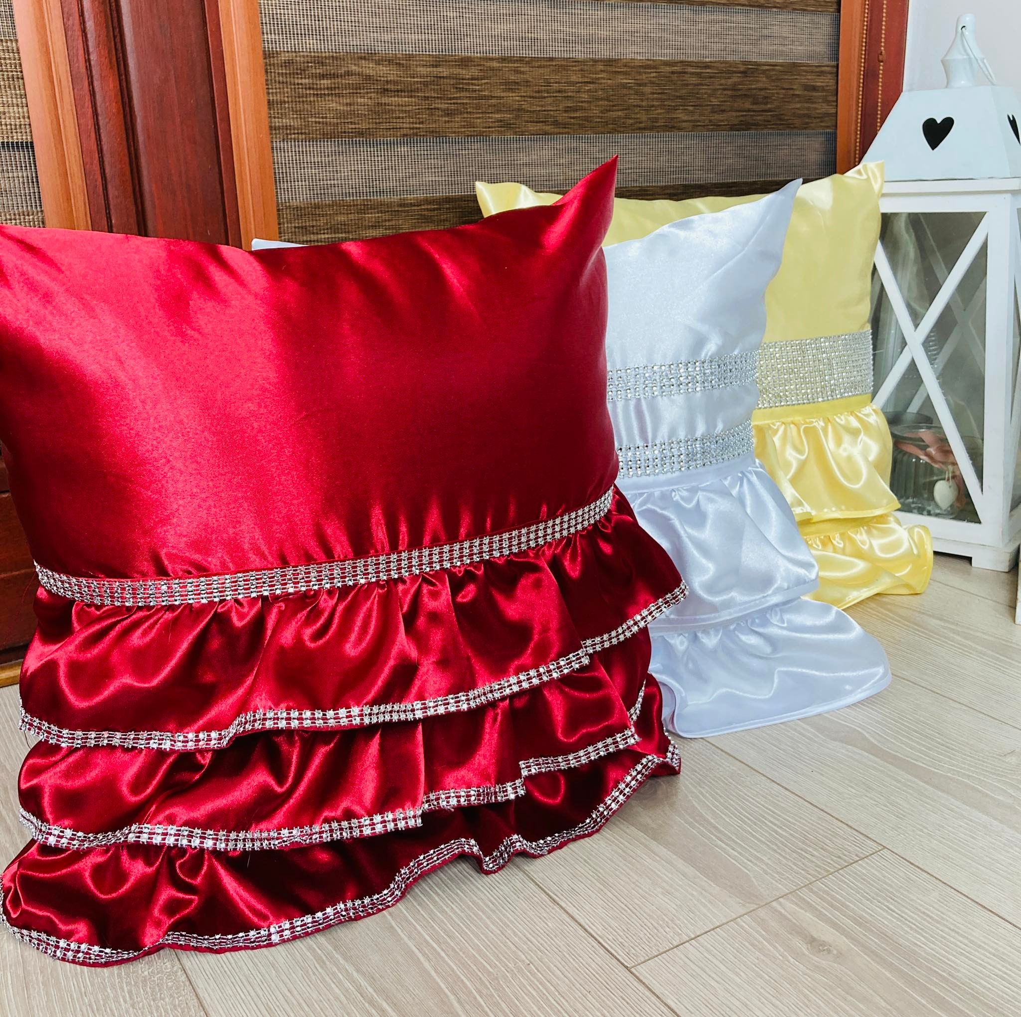 Poszewki kolorowe wykończone cyrkonią