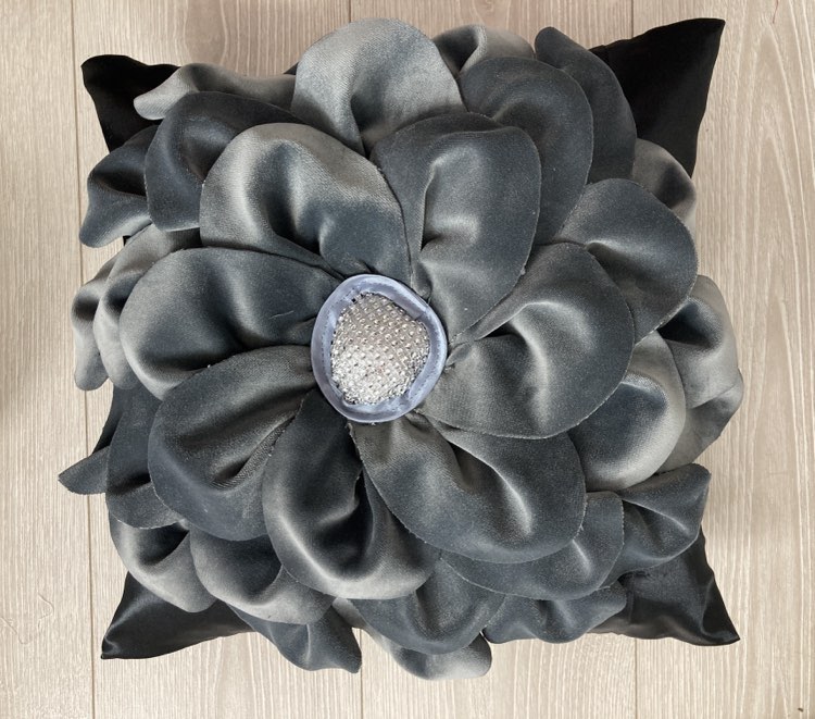 Poszewka z ozdobnym kwiatem szara