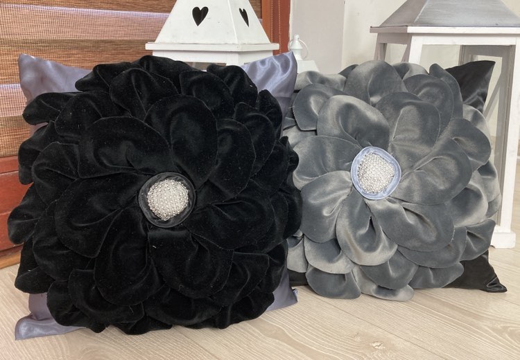 Poszewka z ozdobnym kwiatem szara - obrazek 3